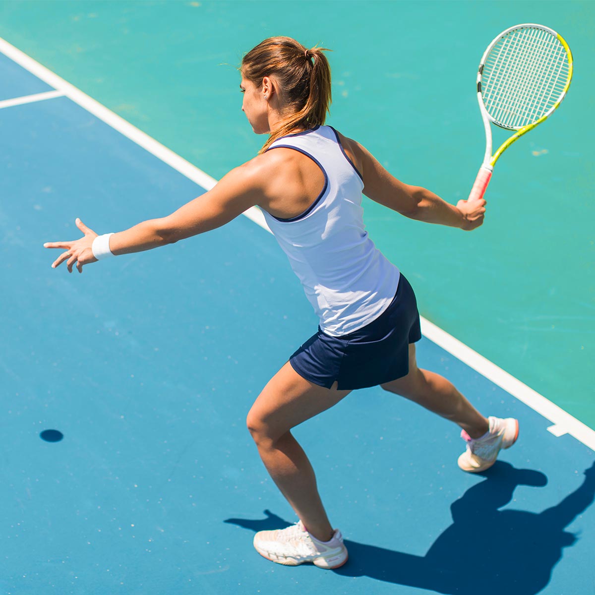 femme qui joue au tennis